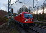 Die 187 186 (91 80 6187 186-2 D-DB) der DB Cargo AG fährt am 20 November 2025 mit einem Coilzug durch Kirchen/Sieg in Richtung Siegen. 

Die Bombardier TRAXX F140 AC3 wurde 2019 von der Bombardier Transportation GmbH in Kassel unter der Fabriknummer 35584 gebaut. Die für 140 km/h konzipierte Lok hat nur die Zulassung für Deutschland.