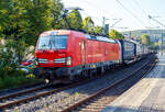 Die 193 329-0 (91 80 6193 329-0 D-DB) der DB Cargo AG fährt am 17 September 2024 mit einem KLV-Zug durch den Bahnhof Kirchen (Sieg) in Köln.