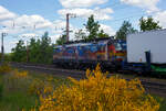 Die bunte und schöne Siemens Vectron MS X 4 E – 640 / 193 640-0 “Connected by Rail” (91 80 6193 640-0 D-DISPO) der Beacon Rail Capital Europe GmbH, München (BRCE / DISPO) fährt am 16 Mai 2025 mit dem HELROM Trailer Zug Wien – Düsseldorf, einem besonderen KV-Zug, durch Ruderdorf (Kr. Siegen), via Siegen, in Richtung Köln. Leider war die Lok hier nicht ganz sauber, zudem war eine Wolke vor der Sonne.

Die Siemens Vectron MS - 6.4 MW wurde 2016 von Siemens in München-Allach unter der Fabriknummer 22164 gebaut. Sie ist in der Variante A09 ausgeführt und hat so die Zulassungen für Deutschland, Österreich und Italien (D / A / I), daher trägt sie auch die Werbung München, Kufstein, Verona (Connected by Rail). Sie hat eine Höchstgeschwindigkeit von 160 km/h.

Die Lok wurde an die MRCE - Mitsui Rail Capital Europe GmbH in München ausgeliefert, seit September 2023 hat die Beacon Rail Metro Finance B.V. die Mitsui Rail Capital Europe B.V. (Amsterdam) und somit auch die Mitsui Rail Capital Europe GmbH im München übernommen, so firmiert sie nun als Beacon Rail Capital Europe GmbH, München (BRCE / DISPO).

