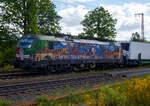 Die bunte und schöne Siemens Vectron MS X 4 E – 640 / 193 640-0 “Connected by Rail” (91 80 6193 640-0 D-DISPO) der Beacon Rail Capital Europe GmbH, München (BRCE / DISPO) fährt am 16 Mai 2025 mit dem HELROM Trailer Zug Wien – Düsseldorf, einem besonderen KV-Zug, durch Ruderdorf (Kr. Siegen), via Siegen, in Richtung Köln. Leider war die Lok hier nicht ganz sauber, zudem war eine Wolke vor der Sonne.

Die Siemens Vectron MS - 6.4 MW wurde 2016 von Siemens in München-Allach unter der Fabriknummer 22164 gebaut. Sie ist in der Variante A09 ausgeführt und hat so die Zulassungen für Deutschland, Österreich und Italien (D / A / I), daher trägt sie auch die Werbung München, Kufstein, Verona (Connected by Rail). Sie hat eine Höchstgeschwindigkeit von 160 km/h.

Die Lok wurde an die MRCE - Mitsui Rail Capital Europe GmbH in München ausgeliefert, seit September 2023 hat die Beacon Rail Metro Finance B.V. die Mitsui Rail Capital Europe B.V. (Amsterdam) und somit auch die Mitsui Rail Capital Europe GmbH im München übernommen, so firmiert sie nun als Beacon Rail Capital Europe GmbH, München (BRCE / DISPO).
