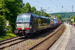 Die SIEMENS Vectron AC - X4 E - 609 bzw. 193 609-5 (91 80 6193 609-5 D-DISPO) der Beacon Rail Capital Europe GmbH (München) fährt am Freitag den 13 Juni 2025, mit einem KLV-Zug, durch Kirchen/Sieg in Richtung Köln. 

Die Siemens Vectron AC wurde 2015 von der Siemens Mobility GmbH in München-Allach unter der Fabriknummer 21990 gebaut und an die MRCE - Mitsui Rail Capital Europe GmbH (München) als X4 E – 609 geliefert. Seit September 2023 hat die Beacon Rail Metro Finance B.V. die Mitsui Rail Capital Europe B.V. (Amsterdam) und somit auch die Mitsui Rail Capital Europe GmbH im München übernommen, so firmiert sie nun als Beacon Rail Capital Europe GmbH, München (BRCE / DISPO).

Diese Vectron Lokomotive ist ein Wechselstrom-Variante in der Version AC B01 und ist zugelassen für Deutschland, Österreich (D / A). Sie ist mit einer Leistung von 6.400 kW konzipiert und hat eine Höchstgeschwindigkeit von 160 km/h.