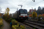 Es kam am 16 Oktober 2025 ein kurzer Regenschauer durch Kirchen/Sieg, aber auch die an die HELROM GmbH (Frankfurt am Main) Siemens Vectron AC - X4 E - 615 bzw. 193 615-2 (91 80 6193 615-2 D-DISPO) der MRCE Dispolok GmbH (München) mit dem HELROM Trailer Zug Wien – Düsseldorf einem KV-Zug in Richtung Köln.

Die Siemens Vectron AC wurde 2015 von Siemens Mobility GmbH in München-Allach unter der Fabriknummer 22011 gebaut und an die MRCE - Mitsui Rail Capital Europe GmbH (München) als X4 E – 615 ausgeliefert, seit September 2023 hat die Beacon Rail Metro Finance B.V. die Mitsui Rail Capital Europe B.V. (Amsterdam) und somit auch die Mitsui Rail Capital Europe GmbH im München übernommen, so firmiert sie nun als Beacon Rail Capital Europe GmbH, München (BRCE / DISPO). Diese Vectron Lokomotive ist als AC – Lokomotive (Wechselstrom-Variante) mit 6.400 kW konzipiert und zugelassen für Deutschland und Österreich, sie hat eine Höchstgeschwindigkeit von 160 km/h.