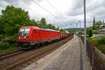 Die DB Cargo 187 157 (91 80 6187 157-3 D-DB) fhrt am 07.06.2022 mit einem gemischten Gterzug durch den Bahnhof Kirchen (Sieg) in Richtung Kln.