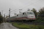 402 040 als ICE 1046 von Ostseebad Binz nach Berlin Südkreuz in der Güterumgehung unweit vom Rostocker Hbf.31.10.2023