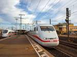   Zwei ICE beim Halt im Bahnhof Fulda am 05.10.2015 - Rechts auf Gleis 6 der ICE 1 - Tz 154  Flensburg  (401 054-2 / 401 554-1) und links auf Gleis 7 der fünfteilige ICE T  - Tz 1524  Hansestadt