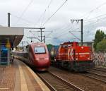 Ungleicher kann eine Zugbegegnung fast nicht mehr sein  -    Am 03.07.0.2013 rauscht der Thalys 4345 in Richtung Paris durch den Bf Kln-Ehrenfeld und in der Gegenrichtung die HGK DE 73, ex KFBE DE