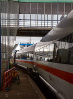 Der ICE TD bzw. VT 605, Tz 5503 hat am 15 Juni 2015, als ICE 33 (Hamburg Hbf - Koebenhavn H), den Fährbahnhof Puttgarten erreicht. Nun wird trajektiert, der ICE Dieseltriebzug fährt in die Scandlines Fähre  Prins Richard .  