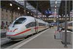 Der DB ICE 1067 mit dem ungewöhnlichen Laufweg von Basel SBB nach Stuttgart wartet in Basel SBB auf die Abfahrt. 

15. März 2025