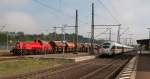 Im Bahnhof von Gerstungen steht 265 001-8 am Vormittag des 21.08.15 mit ihrem beladenen Kalizug abfahrbereit in Richtung Bebra, während ein ICE der BR 411 durchfährt.