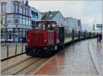 . Der Beweis, dass das Wetter in Ostfriesland nicht immer so toll war. Bei strmenden Regen fhrt die Schma Lok  Mnster  (zu erkennen am scharzen Schornstein) am 12.05.2012 in den Bahnhof Borkum ein. Diese Lok wurde 1994 unter der Fabriknummer 5385 gebaut (Herstellertyp: CFL-150 DCL, Bauart: B-dh). (Hans) 