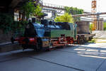 Die Normalspur-Dampflokomotive 46 der Völklinger Hütte (ehem. Röchling'schen Eisen- und Stahlwerke GmbH in Völklingen/Saar, ab 1982 ARBED-Saarstahl GmbH, ab 1986 Saarstahl Völklingen GmbH), eine Jung Hochofenlok niedriger Bauart, abgestellt mit einem offenen Roheisenpfannenwagen der Burbacher Hütte, hier am 01 Juli 2025 am Gelände Völklinger Hütte als Denkmal. Heutiger Eigentümer ist die Initiative Völklinger Hütte e.V..

1964 wurde die Lok Nr. 46 mit der Fabriknummer 13835 im Auftrag der Röchling'schen Eisen- und Stahlwerke als letzte rostgefeuerte Dampflok der Firma Arnold Jung, Lokomotivfabrik GmbH, in Jungenthal bei Kirchen an der Sieg gebaut und am 09.12.1964 geliefert. Einsatzgebiet war der Roheisentransport von den sechs Hochöfen zum Thomasstahlwerk, wobei die besonders beengten Verhältnisse auf der Völklinger Hütte eine besondere Bauform erforderten. Die Verbindung zwischen Eisenwerk und Stahlwerk war nur durch einen Tunnel möglich, da die Deutsche Bahn durch ihre Gleisanlagen die Hütte in zwei Bereiche teilt. Dieser Tunnel, der Roheisenkanal, ist so niedrig, dass die zweiachsige Lok nur eine Höhe von 2.640 mm über der Schienenoberkante und eine Breite von 2.450 mm aufweist. Die Loks 44 (11945/Baujahr 1953) und 45 (13240/Baujahr 1959), die nach vorliegenden Unterlagen technisch baugleich sind, wurden schon vorher (von der Arnold Jung GmbH an die Völklinger Hütte geliefert. 

Um speziell die Führerhausrückwand, die Lampen, aber auch die Kupplungselemente zwischen Lok und dem ersten Wagen vor flüssigen glühenden Spritzern von herabfallenden Roheisen zu schützen, erhielten die Lokomotiven ein nach hinten verlängertes Dach. Die Puffer wurden im Stahlwerk den dort vorhanden Roheisenpfannenwagen angepasst. Alte Jung Mitarbeiter berichten, an der Lok hätte man kaum was verdient, weil länst nicht mehr Dampflokteile ab Lager vorhanden waren umd z.T. mühsam und teuer beschafft werden musste.

Im Zuge der Modernisierung und Rationalisierung wurden die Roheisendampfloks 1981 nicht mehr benötigt. Während die Lokomotiven 44 und 45 an ein Museum im Ruhrgebiet verkauft wurden, gelangte die Lokomotive 46 als technisches Denkmal 1982 zur Universität Kaiserslautern. Diese schenkte die Lokomotive 46 der Initiative Völklinger Hütte, die sie mit Hilfe von Sponsoren am 9. Februar 1999 nach Völklingen zurückholte.

TECHNISCHE DATEN:
Baujahre: 1953,1959 und 1964
Gebaute Anzahl: 3
Spurweite: 	1.435 mm (Normalspur)
Achsformel: B
Länge: 7.600 mm
Achsabstand: 2.000 mm
Triebraddurchmesser: 1.000 mm (neu)
Breite: 2.450 mm
Höhe: 2.650 mm
Dienstgewicht: 26 t
Höchstgeschwindigkeit: k. A. 
Leistung: 250 PS
Zugkraft: 7,5 t
Zylinder: 2 Stück, Ø 380 mm x 500 mm Hub
Dampfdruck: 14 bar
Heizfläche: 58,92 m²
Rostfläche: 1,17 m²
Anzahl Siederohre: 178 Stück
Durchmesser Siederohre: 33/38 mm
Länge Siederohre: 2.540 mm
Wasservorrat: 2.500 l (2,5 m³)
Kohlenvorrat: 500 kg