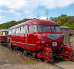   Der Schienen-Straen-Omnibus, auch kurz Schi-Stra-Bus genannt, ist ein Zweiwegefahrzeug fr den Personenverkehr auf Eisenbahnstrecken und Straen.