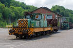 Bereits in den 1950er Jahren waren in Deutschland Zweikraftlokomotiven ein Thema....

Die Krauss-Maffei EM 07 Zweikraftlokomotive EH 389, ex EH 104, am 05.06.2011 im LWL-Industriemuseum Henrichshtte in Hattingen. Hier von der Elektroseite.

Die Lok wurde 1955 von Krauss-Maffei in Mnchen-Allach unter der Fabriknummer 18163 gebaut und an die EH - Gemeinschaftsbetrieb Eisenbahn und Hfen GbR in Duisburg-Hamborn als EH 104 geliefert.

Um auf ihrem mit 600 V Gleichspannung elektrifizierten Streckennetz schwere Gterzge zu befrdern sowie Rangierfahrten auf nicht elektrifizierten Streckenabschnitten durchfhren zu knnen, bentigten die EH - Eisenbahn und Hfen robuste und schwere Industrielokomotiven mit Hybridantrieb. Bei der Wahl der Art des Hybrid-Antriebes wurde auf eine Kombination Oberleitung – dieselelektrischer Antrieb gesetzt. Deshalb entschieden sich Eisenbahn und Hfen fr die Bestellung einer Lokomotive fr Oberleitungs- und Dieselmotorantrieb.

Im Jahre1955 lieferten die Lokfabriken Jung (Typ ED 80 t) und Krauss-Maffei (Typ EM 07) jeweils drei Versuchslokomotiven an die EH. Die Anforderungen an den Lieferanten waren folgende:
• sehr krftiger Rahmen zur unproblematischen Aufnahme von Beanspruchungen durch seitliche oder frontale Zusammenste,
• Mittelfhrerstand mit zwei diagonal angeordneten Fahrstnden mit besten Sichtverhltnissen,
• gute Geruschdmpfung des Dieselmotors sowie
• 80 t Dienstgewicht und so gering wie mgliche Achsentlastungen.

Bei den Probefahrten berzeugte jedoch die Lokomotive vom Typ ED 80 t von Jung, so erhielt Jung den Auftrag zur Fertigung der Serie von insgesamt 64 weiteren Exemplaren und die drei Loks von Krauss-Maffei vom Typ EM 07 blieben Einzelstcke.

Die Hybridlokomotive mit dem kombinierten Antrieb als Elektrolokomotive und mit dieselelektrischem Antrieb, waren bis Anfang der 2000er Jahre im Einsatz. 

