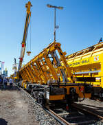 KIROW Weichentransportwagen Switch Tilter LUL (99 70 9358 002-2) und dahinter der KIROW 25t-Gleisbauschienenkran MULTI TASKER KRC 250 LUL (99 70 9319 002-0), prsentiert auf der iaf 2017