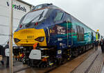 Die 68001 der britischen Eisenbahngesellschaft Direct Rail Services Ltd (DRS) die Güterverkehr anbietet, wurde am 26.09.2014 von Vossloh (seit 2016 Stadler Rail) auf dem Freigelände auf der InnoTrans 2014 in Berlin präsentiert.

Die britische Class 68 (UKLight) wurde 2014 Vossloh España S.A. in Valencia (Spanien), seit 2016 Stadler Rail, unter der Fabriknummer 2679 gebaut. Die Vossloh-Typenbezeichnung ist UKLight und stammt aus der Familie der Vossloh Eurolight.

Die Class 68 ist eine dieselelektrische Lokomotive für den Streckendienst.

TECHNISCHE DATEN:
Spurweite: 1.435 mm
Achsfolge: Bo`Bo`
Länge über Puffer: 21.500 mm
Drehzapfenabstand: 11.830 mm
Achsabstand im Drehgestell: 2.800 mm
Breite: 2.690 mm
Höhe: 3.820 mm
Raddurchmesse: 1.100 mm (neu) / 1.020 (abgenutzt)
Gewicht: 85 t
Radsatzlast: 21,4 t
Dieselmotorleistung: 2.800 kW
Motorbauart: 16-Zylinder-Turbodieselmotor
Motortyp: Caterpillar C175 (EU 97/68 Stage IIIA)
Drehzahl: 1.740 U/min
Tankinhalt: 5.000 l
Generator: ABB WGX560PB6
Fahrmotoren: 4 Stück ABB 4FRA6063 a 600 kW
Höchstgeschwindigkeit: 160 km/h (Ein späterer Umbau für 200 km/h ist möglich)
Anfahrzugskraft: 317 kN
Bremskraft: 265 kN

Die britische Class 68 (UKLight) wurde 2014 noch von Vossloh España S.A. aus Valencia (Spanien) vorgestellt. Seit dem 01. Januar 2016 hat Stadler Rail das Werk bei Valencia von Vossloh übernommen. Für die Stadler Eurodual gehörte auch u.a. diese Class 68 zur Basis der Entwicklung.
