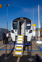 Siemens präsentierte auf der InnoTrans 2018 in Berlin (hier 18.09.2018) den Siemens Desiro City Class 717 (hier der Triebzug GTR 717017) für die Govia Thameslink Railway (GTR).

Hier nun mit geöffneter Notausstiegstür an einer Führerstandsfront (Stirnfront). Eine Besonderheit dieser Version sind die Notausstiegstüren an den Führerstandsfronten der Fahrzeuge, die notwendig sind, damit die Triebzüge auf der Northern City Line, einer ehemaligen U-Bahn-Strecke mit kreisförmigem Tunnelprofil, evakuiert werden können.
