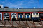 Das Motto vom diesjhrigen Lokschuppenfestes (18.08.2012) vom Sdwestflische Eisenbahnmuseum in Siegen war ozeanblau beige - Vor Lokschuppen ausgestellt sind (v.l.n.r.) 332 090-0, 261 671-2, 212