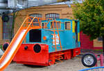 Die ehemalige Lok 22 der Sddeutsche Zucker AG, eine Diesel-Rangierlokomotive vom Typ DEMAG ML 55 am 02.10.2010 im Technik Museum Speyer noch als Spielobjekt. Nachdem sie einige Jahre als Spielobjekt diente, ist sie mittlerweile ein Ausstellungstck auf dem Freigelnde.

Die normalspurige Lok wurde 1940 von DEMAG im Werk Wetter (Ruhr) fr Sdzucker (Werk Zttlingen-Jagst) gebaut (Fabriknummer unbekannt), mit der Schlieung des Werkes 1971 ging sie an einen Schrotthandel, ber diesen kam sie zum ATM - Auto & Technik Museum Sinsheim und 1996 zum Technik Museum Speyer (die Museen Sinsheim und Speyer gehren zusammen). 

Wenig ist ber den Diesellokbau bei der DEMAG im Werk Wetter (Ruhr) bekannt. Der Schwerpunkt lag bei Druckluftlokomotiven fr den Bergbau. 1936 nahm die DEMAG den Dieselllokomotivbau auf. Die Anzahl der gebauten Maschinen bis zur Einstellung des Lokbaus 1957 ist unbekannt. Die Normalspurlokomotiven machen nur einen Bruchteil der Diesellokproduktion aus.

Die Deutsche Maschinenfabrik AG (DEMAG), entstand 1910 durch den Zusammenschluss der Mrkischen Maschinenbau-Anstalt L. Stuckenholz AG, Wetter, der Duisburger Maschinenbau AG, und der Benrather Maschinenfabrik GmbH.

Der ganz berwiegende Teil der normalspurigen DEMAG-Lokomotiven war vom Typ ML 55. 

TECHNISCHE DATEN der ML 55:
Spurweite:  1.435 mm
Achsfolge: B
Lnge ber Puffer:  5.800 mm
Achsstand:  2.500 mm
Raddurchmesser neu:  850 mm
Dienstgewicht:  15t
Motor: MWM  3 Zylinder / 4-Takt-Dieselmotor vom Typ GS 17 D
Leistung:  55 PS bei 1150 U/min
Hchstgeschwindigkeit:  14,5 km/h
