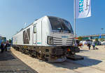 
Siemens' erste Vectron-Hybrid-Lok ist fertig

Hybrid muss nicht immer Akkunutzung heißen. Siemens' neue Vectron hat neben der Elektrofähigkeit unter Fahrdraht auch einen Dieselmotor. 

Siemens präsentierte auf der Messe “transport logistic 2019“ in München (hier 05.06.2019) seine neue Vectron Dual Mode, hier die 248 002 (90 80 2248 002-8 D-SIEAG.

Der Vectron Dual Mode vereint die Vorteile einer vollwertigen Diesellokomotive mit denen von elektrischen Lokomotiven. Dank des leistungsstarken Dieselantriebs sowie der Ausstattung für die Nutzung der Fahrleitung kann man jederzeit flexibel auf die Traktionsanforderungen reagieren. So bleibt man immer in Bewegung, egal ob mit oder ohne Fahrdraht. Wo ein Fahrdraht ist, sollte man ihn nutzen. Denn der Betrieb unter Oberleitung ist im Vergleich zum Dieselbetrieb deutlich kosteneffizienter und umweltfreundlicher. Doch weil es in Deutschland noch lange Zeit Strecken geben wird, die nicht vollständig elektrifiziert sind, fahren viele Diesellokomotiven unter Fahrdraht weiter. Das ist aber ökonomisch und ökologisch wenig sinnvoll. Hier ein Beispiel einer echten Alternative. 

Mit der Vectron Dual Mode ist es möglich Güterzüge aus dem Umland umweltschonend in die Zentren der Ballungsräume zu befördern. Nur so einfach, wie in der Siemens Werbung ist es auch nicht, denn die Lok vier Achsen (Bo’Bo’) und wiegt 90 t, so ergibt sich eine Achslast  von 22,5 t. Nicht elektrifizierte Nebenstrecken haben nicht gerade alle von min. D2 (22,5 t), und können so auch nicht befahren werden.  Beispielsweise wäre der Verkehr auf der „Hellertalbahn“ KBS 462 nur zwischen Betzdorf und Herdorf möglich (D4), aber nicht weiter nach Haiger, denn hier ist die Streckenklasse CM (20 t Achslast).

TECHNISCHE DATEN der Siemens Vectron Dual Mode (BR 248)
Spurweite: 1.435 mm
Achsformel: Bo'Bo'
Länge über Puffer: 19.975 mm
Drehzapfenabstand: 10.800 mm
Achsabstand im Drehgestell: 2.700 mm
Breite: 3.020mm
Höhe:  4.220 mm
Raddurchmesser :  1.100 mm (neu) / 1.020 mm (abgenutzt)
Gewicht:  90 t (bei vollen Vorräten)
Spannungssysteme (bei E-Betrieb): 15 kV, 16,7 Hz
Dieselmotor: MTU 16V 4000 R84 (16-Zylinder-V-Motor)
Dieselmotorleistung an der Kurbelwelle: 2.400 kW
Max. Leistung am Rad (E u. D-Antrieb):  2.000 kW
Höchstgeschwindigkeit:160 km/h
Antriebsart: elektrisch oder dieselelektrisch
Kraftübertragung :Teilabgefederter Antrieb (Ritzelhohlwellenantrieb)
Kraftstoffbehälter Nutzvolumen: 2.500 l
Anfahrzugskraft:  300 kN
Elektrische Bremskraft: 150 kN
Elektrische Bremsleistung (am Rad): E-Betrieb 2.100 kW / Dieselbetrieb 1.700 kW
Doppeltraktion: Über WTB ÖBB mit typgleichen Fahrzeugen sowie Vectron E, Vectron DE und ER20
Zugsicherung: PZB / für ETCS vorbereitet
