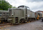 Die dreiachsige dieselhydraulische Henschel DH 360 ehem. der Bundeswehr ausgestellt am 03.07.2023 beim Lokschuppen vom Erlebnisbahnhof Westerwald der Westerwälder Eisenbahnfreunde 44 508 e. V. in Westerburg, hier war Lokschuppen-/Sommerfest.

Die Lok wurde 1956 von der Henschel-Werke GmbH in Kassel unter der Fabriknummer 28640 gebaut und an die Bundeswehr für das Materialübernahmegruppe Nord I in Hesedorf geliefert.

Die Henschel DH 360 C gehört zur 2. Generation (Buckel) der Henschel-Nachkriegslokomotiven. Sie hat einen langsam laufenden wassergekühlten 6-Zylinder-4-Takt-Reihendieselmotor vom Typ MWM RHS 335 S mit 360 PS Leistung bei 600 U/min. Die Kraftübertragung erfolgt vom Motor über eine elastische Kupplung auf das Flüssigkeitsgetriebe (Voith-Turbogetriebe der Type L 37U). Das Getriebe besteht aus einem hydraulischen Drehmomentwandler und zwei hydraulischen Kupplungen mit selbsttätig wirkender Steuerung. Diesem Getriebe ist ein kombiniertes Stufen- und Wendegetriebe nachgeschaltet, in dem auch die Blindwelle gelagert ist. Von der Blindwelle aus werden die drei Radsätze mit Treib- und Kuppelstangen angetrieben.

Für das Anlassen des Motors, das mittels Druckluft erfolgt, sind zwei Luftflaschen mit je 250 Liter vorhanden. Die Kühlanlage besteht aus dem Wasserkühler, dem Getriebeölkühler, dem Kühler für das Motorschmieröl und dem Lüfterrad. Die Lok besitzt außer der 6-Klotz - Handspindelbremse eine durchgehende Druckluftbremse für Lokomotive und Zug sowie eine Druckluftzusatzbremse für die Lokomotive allein. Die Beleuchtungsanlage der Lok wird aus einer Batterie gespeist, die durch eine ständig vom Motor angetriebene Lichtmaschine geladen wird. Die Lokomotive hat ein Dienstgewicht von 41,2 Tonnen und erreicht auf gerader horizontaler Strecke im Verschiebedienst eine Maximalgeschwindigkeit von 30 km/h, sowie im Streckendienst von 60 km/h. Bei der Bundeswehr erhielt dieser Loktyp die Versorgungsnummer 2210-12-121-8552.

Da diese Lokomotive hier ist die zu allererst an die Streitkräfte gelieferte Maschine ist, war deren Erhaltung schon aus historischer Sicht ein Muss. Die Lok, unter Eisenbahnfreunden auch als  Buckel-Henschel  bezeichnet, ist derzeitig nicht betriebsfähig. Die Lok ist Eigentum vom Militärhistorisches Museum Dresden und eine Leihgabe an Westerwälder Eisenbahnfreunde 44 508 e. V.

TECHNISCHE DATEN:
Spurweite: 	1.435 mm (Normalspur)
Achsfolge: C 
Länge über Puffer: 9.440 mm
Treibraddurchmesser: 1.150 mm (neu)
Eigengewicht: 40 t
Dienstgewicht: 41,2 t
Höchstgeschwindigkeit: 30 km/h (Rangiergang) / 60 km/h (Streckengang)
Motorentyp: MWM RHS 335 S
Motorbauart:  wassergekühlten 6-Zylinder-4-Takt-Reihendieselmotor
Motorhubraum: 40 Liter
Installierte Leistung: 265 kW (360 PS) 
Nenndrehzahl:  600 U/min.
Leistungsübertragung: hydraulisch
Getriebe: Voith-Turbo-Getriebe L 37 U
Anfahrzugkraft: 12.000 kg / 117,7 kN
Bremse: Knorr Druckluftbremse m.Z.

Geschichte:
Die Firma Henschel & Sohn Kassel entwickelte nach Freigabe des Lokomotivneubaus durch die Alliierten die neue DH-Serie, die wegen ihres äußeren auch “Möbelwagen” genannt wurde. Konstruktiv hatte diese Serie wenig Neues zu bieten, waren die Maschinen doch lediglich Wehrmachtsloks mit neuem Lokaufbau.

Bereits Ende 1953 hatte Henschel eine neue Typenfamilie der Bauart DH mit hochliegenden Mittelführerständen konzipiert. Die Produktion dieser Übergangsserie wurde im Frühjahr 1953 aufgenommen. Die Maschine der Bundeswehr, DH 360 C Baujahr 1956, entstammt dieser Typenreihe, sie erhielt die Versorgungsnummer 2210-12-121-8552.

Am 19. April 1956 übernahm die Deutsche Bundeswehr mit der Henschel Lok DH 360 C ihre erste eigene Lokomotive. Die Inbetriebnahme der unter der Werknummer 28640 gefertigten Maschine wurde am gleichen Tag beim Gerätepark Hesedorf vorgenommen. Obwohl die Firma Henschel & Sohn nicht zum Kreis der vom Bundeskanzleramt Koblenz, Abteilung V D 4, mit Schreiben vom 13.12.1954 zum Angebot aufgeforderten deutschen Lokomotivhersteller gehörte, beteiligten sich die Kasseler Lokomotivbauer an der Ausschreibung. Wieder einmal bewahrheitete sich, dass die Letzten die Ersten sein würden, denn noch im Jahr 1955 wurde der erste Liefervertrag für eine Bundeswehrlokomotive abgeschlossen. Die Kaufsumme der Lokomotive betrug DM 346.020,-- inklusive der 1955 noch 4% betragenden Umsatzsteuer.

Nach der Abnahme in Hesedorf wurde die Lokomotive zur Dienstleistung an das Munitionsdepot Walsrode - Beetenbrück versetzt. An diesem Standort wurde die Lok bis 1985 im Verschiebedienst eingesetzt. Weitere Einsätze führten die Lok über das Gerätedepot Glinde zum Munitionsdepot Boostedt. Zum Weihnachtsfest 1994 sollte die Lokomotive am ,,Aufbau OST  im Gerätehauptdepot Lohmen teilnehmen. Bei der Überführungsfahrt trat allerdings das Wandlergetriebe in den Ausstand, wodurch erst ein neuerlicher Besuch in Moers erforderlich wurde. Im Februar 1995 traf DH 360 als ,,Militärverkehr-Deutsche Bundeswehr  im Schlepp einer DB-Lok in der MaK/Siemens-Werkstatt ein. Da die Lok nun schon einmal in Moers war, entschied der zuständige Güteprüfer der WBV auch gleich eine vollständige Hauptuntersuchung vornehmen zu lassen. Am 23. August 1995 übernahm dann das Lokpersonal aus Lohmen die Lokomotive in Moers und überführte sie zur neuen Dienststelle in die Sächsische Schweiz. Dieser Einsatz währte bis zu Schließung des dortigen Depots Mitte des Jahres 1997und endete mit der Versetzung zum Gerätehauptdepot Zeithain. Nach einem Motorschaden im Dezember 1998 musste die Lok abgestellt werden, da eine Instandsetzung vor Ort nicht möglich war wurde sie im Mai 1999 wieder nach Moers transportiert. Den Jahrtausendwechsel verbrachte unsere DH 360 am Niederrhein, bevor es Anfang Februar 2000 wieder zurück ins Land der Sachsen ging. Dank der Besonderheiten des Vertrages zur Deutschen Einheit konnte die Lokomotive noch über die in den alten Bundesländern gültigen Fristgrenzen bis 2003 eingesetzt werden.

Zwischenzeitlich hatte jedoch die Deutsche Bahn AG die Bedienung des Standortes Zeithain eingestellt, fortan erreichten die Frachtsendungen Zeithain ab Riesa per LKW. Dadurch war die Lok arbeitslos geworden. Nachdem man sich 2004 mit der DBAG zu einer Wiederaufnahme der Bedienung des Bundeswehr - Anschlusses entschlossen hatte, wurde die z-gestellte DH 360 durch eine KHD KS 230 B abgelöst.

Das Schicksal dieser historisch wertvollen Maschine schien besiegelt, es folgte die Aussonderung und es war nur noch eine Frage der Zeit, wann die Verwertung durch Verschrottung erfolgen würde. Bei einen Besuch in Zeithain im Herbst 2007 wurde die Lok in einem optisch und technisch ansprechenden Zustand vorgefunden, sodass der Wunsch entstand, die Lok in die ,,Spezialsammlung Bundeswehr - Eisenbahn  in Westerburg aufzunehmen.

Das Militärhistorische Museum Dresden befürwortete dieses Ansinnen und übernahm die  Nummer 1  der Bundeswehr in den Museumsbestand. Am 08. August 2008 erreichte die Henschel Lokomotive auf einem Tieflader der Firma Goll den Erlebnisbahnhof Westerburg. Per Leihvertrag wurde sie der Sammlung im Erlebnisbahnhof Westerburg übergeben, wo sie nun nach einem wahrlich bewegten über 50-jährigen Einsatzzeitraum behütet und gepflegt der Öffentlichkeit zugänglich ist.
