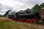 Die 52 8134-0 der Eisenbahnfreunde Betzdorf fuhr Sonderfahrten, anl�sslich der 100 Jahr Feier der Westerwaldbahn (WEBA) am 31 August 2013, zwischen Scheuerfeld/Sieg und dem Betriebshof Bindweide der Westerwaldbahn, hier beim ehem. Bahnhof Steinebach/Sieg.

Die Lok war, bedingt durch die Wiedervereinigung, eine der letzten Normalspurigen Dampfloks der DB. Zudem war sie als 052 134‐4 die einzige wahre 52 der DB (BR 52.80).

Die G�terzuglokomotive wurde 1943 von der WLF - Wiener Lokomotivfabrik Floridsdorf unter der Fabriknummer 16591 gebaut und als Kriegslokomotive 52 7138 an die DRB - Deutsche Reichsbahn geliefert. Nach dem 2. Weltkrieg verblieb sie in der Sowjetischen Besatzungszone bzw. der sp�teren DDR, so lief sie weiter als DR 52 7138 der Deutsche Reichsbahn. 

Im Raw Stendal der DR wurde sie zwischen April 1965 und Mai 1965 zur DR 52 8134-0 rekonstruiert und erhielt einen Neubaukessel, der vom VEB Schwermaschinenbau  Karl Liebknecht  in Magdeburg gefertigt wurde. 1992 wurde sie in DR 052 134-4 umgezeichnet. Am 1. Januar 1994 trat die Bahnreform in Kraft, aus der Deutsche Reichsbahn und Deutsche Bundesbahn entstand die Deutsche Bahn AG (DB AG), so wurde die 52.80er zur DB 052 134-4. Im Juli 1995 wurde sie an einen Privatmann verkauft, 1997 konnten die Eisenbahnfreunde Betzdorf die Lok erwerben und sie kam nach Siegen. 2007 bekam die dann die NVR-Nummer 90 80 0051 134-9 D-EFBS. Leider gab es 2015/2016 Streitigkeiten und der Verein musste seinen Fahrzeugbestand aufl�sen, so wurde die Lok im Fr�hjahr 2016 an die �GEG - �sterreichische Gesellschaft f�r Eisenbahngeschichte e. V. verkauft und steht heute im Lokpark Ampflwang.