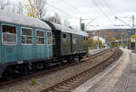 Der dreiachsige Dienstwagen D-EFSK 75 80 93-25 016-2, Gattung D3, der Eisenbahnfreunde Treysa e.V, ex DB 8416 Ksl Dienst 3yg (B3yg), am 02 November 2024 im Zugverband (Zugschluss) eines