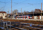 Von der Abstellgruppe über den Bahnsteig hinweg...
Der dreiteilige Stadler FLIRT 3 XL für die DB Regio AG – NRW fahrend 3427 010 (94 80 3427 010-8 D-STAP / 94 80 3827 010-4 D-STAP / 94 80 3427 510-7 D-STAP) der ZV VRR Eigenbetrieb Fahrzeuge und Infrastruktur, am 15.12.2022, als RE 34 „Dortmund-Siegerland-Express“ (Dortmund – Letmathe – Altenhundem – Siegen), beim Halt im Bahnhof Kreuztal.

Hier gibt es gleich zwei Neuerungen auf der Strecke, zum einen die neuen dreiteiligen Stadler FLIRT 3 XL Elektrotriebzüge und zum andern die Einführung des RE 34 „Dortmund-Siegerland-Express“ der im zweistunden Takt fährt, wobei durch die IC 34 Verbindung ist ein 1 Stunden-Takt realisiert.

Zum diesjährigen Fahrplanwechsel am Sonntag, dem 11.12.2022 wurde ein neuer Regionalexpress (RE 34) als zweistündliche Direktverbindung zwischen Siegen, Iserlohn-Letmathe und Dortmund eingeführt. Gemeinsam mit dem bereits auf diesem Laufweg verkehrenden InterCity (IC) 34 profitieren Fahrgäste damit künftig von einer Direktverbindung Siegen – Dortmund in nahezu jeder Stunde, wobei im IC 34 zwischen Dillenburg (Hessen) und Dortmund auch Tickets des Nahverkehrs nutzbar sind.

Zwischen Siegen und Letmathe übernimmt die neue RE-Linie weitgehend die bisherigen Fahrten des bestehenden RE 16, dessen Angebot auf der Ruhr-Sieg-Strecke wegen des neuen RE 34 neu geordnet werden musste. Der RE 16 verkehrt unverändert zwischen Essen – Hagen – Letmathe. Im Bahnhof Letmathe entfällt die bisherige Zugteilung und die Züge fahren grundsätzlich weiter bis Iserlohn. Durch den Wegfall der Zugteilung wird die Verbindung um einige Minuten schneller. Reisende, die aus Richtung Siegen die Ziele Hagen bzw. Essen erreichen wollen, müssen in Letmathe bzw. in Witten umsteigen.

Gegenüber dem Jahr 2022 wurden fürs kommende Jahr ca. 450.000 Zugkilometer zusätzlich auf der Ruhr-Sieg-Achse bestellt. Für die Erbringung der Leistungen wurde die DB Regio NRW beauftragt. Einzelne Leistungen auf der RE 34 und der RB 91 sollen von der Hessischen Landesbahn (HLB) erbracht werden. Zum Einsatz kommen überwiegend komfortable und geräumige Neufahrzeuge vom Typ Stadler Flirt 3 XL. Da diese neue Verbindung auch als Entlastung für die bei Lüdenscheid langfristig gesperrte Autobahn A45 konzipiert ist, werden die Leistungen des RE 34 finanziell durch das Land NRW gefördert.

Die Fernverkehrslinie hatte bereits Ende 2021 den Betrieb aufgenommen. Zeitgleich ist für diese Leistungen auch die Anerkennung des WestfalenTarifs im Geltungsbereich des NWL in Kraft getreten. Seit September 2022 können Nahverkehrskunden den IC 34 auf der Ruhr-Siegstrecke nun auch von und bis nach Dortmund nutzen. Neben WestfalenTarif und VRR-Tarif umfasst die Freigabe ohne Aufpreis auch die Nutzung mit räumlich und zeitlich gültigen Tickets des NRW- und Deutschlandtarifs. Die Freigabe gilt für alle IC 34-Leistungen, die von und nach Dortmund fahren. Nicht freigegeben sind die Züge im Abschnitt Dortmund – Münster. Für die Fahrradmitnahme gelten die Regelungen des Fernverkehrs der Deutschen Bahn, hierzu sind eine entsprechende Fahrradkarte und Reservierung vor Reiseantritt erforderlich. 

Stadler FLIRT 3 XL, dreiteilig der BR 3427:
Die Fahrzeuge der BR 3427 vom Typ STADLER Flirt 3 XL sind, in der sogenannten XL-Ausführung, mit 67.600 mm um 4,4m länger als die normalen STADLER Flirt 3 (BR 1427), zudem haben diese 6 Türen pro Fahrzeugseite (anstatt 3). Der FLIRT verfügt über eine hohe Antriebsleistung (2.720 kW) und eine maximale Geschwindigkeit von 160 km/h. Die 3-Teiler haben 180 Sitzplätze (16 in der 1.Klasse und 154 in der 2. Klasse). 

Mehr Technik zum Fahrzeug folgt noch .....