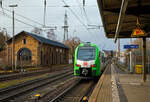 Der für die DB Regio AG – NRW fahrende dreiteilige Stadler FLIRT 3 XL 3427 014 (94 80 3427 014-0 D-STAP / 94 80 3827 014-6 D-STAP / 94 80 3427 514-9 D-STAP) der ZV VRR Eigenbetrieb Fahrzeuge und Infrastruktur, verlässt am 15.12.2022, als RE 34 „Dortmund-Siegerland-Express“ (Siegen - Letmathe - Dortmund), den Bahnhof Kreuztal.

Der Stadler FLIRT 3 XL wurde 2020 von der Stadler Pankow GmbH in Berlin unter den Fabriknummern 42354 bis 42356 gebaut und an den Zweckverband Verkehrsverbund Rhein-Ruhr Eigenbetrieb Fahrzeuge und Infrastruktur geliefert. Eigentlich war dieser FLIRT 3 XL wie 9 weitere für die Bedienung der Regiobahnstrecke S 28 Kaarst - Neuss - Düsseldorf - Mettmann - Wuppertal vorgesehen, wo die Elektrifizierung bis 2020 erfolgen sollte. Da aufgrund von Verzögerungen der elektrische Betrieb voraussichtlich erst 2026 aufgenommen werden kann, wurden die inzwischen gelieferten Triebwagen u. a. von der DB Regio AG NRW eingesetzt.

Stadler FLIRT 3 XL, dreiteilig der BR 3427:
Die Fahrzeuge der BR 3427 vom Typ STADLER Flirt 3 XL sind, in der sogenannten XL-Ausführung, mit 67.600 mm um 4,4m länger als die normalen STADLER Flirt 3 (BR 1427), zudem haben diese 6 Türen pro Fahrzeugseite (anstatt 3). Der FLIRT verfügt über eine hohe Antriebsleistung (2.720 kW) und eine maximale Geschwindigkeit von 160 km/h. Die 3-Teiler haben 180 Sitzplätze (16 in der 1.Klasse und 154 in der 2. Klasse).

Der VRR Auftrag umfasste die Lieferung von 41 Triebzügen des Typs FLIRT. Die Bestellung teilte sich auf in 17 dreiteilige und 24 fünfteilige Fahrzeuge. Beide Fahrzeugvarianten verfügen über längere Wagenkästen, der sogenannten XL-Ausführung (FLIRT 3 XL). Ergänzend wird Stadler auch die Instandhaltung der Fahrzeuge in den kommenden 30 Jahren verantworten. Die Fahrzeuge kommen auf den Strecken des S-Bahn-Netzes Rhein-Ruhr zum Einsatz. Der FLIRT verfügt über eine hohe Antriebsleistung und eine maximale Geschwindigkeit von 160 km/h. Der helle, freundliche Fahrgastbereich ist barrierefrei und bietet dem Betreiber individuelle Gestaltungsmöglichkeiten. Sie verfügen über bequemere Sitze, überwiegend in 4er-Sitzgruppen mit Vis-à-vis-Anordnung, Toiletten sowie Steckdosen zum Aufladen von Smartphones, Tablets oder Rechnern.

Technik:
•	Ausgelegt für die Verbandsfahrt von bis zu 3 Fahrzeugen
•	Automatische Mittelpufferkupplungen (Scharfenbergkupplung)
•	Leichtbauweise aus Aluminium
•	Redundante Antriebsausrüstung bestehend aus 2 Antriebssträngen mit je einem Transformator, IGBT-Stromrichter und 2 Asynchronfahrmotoren
•	Luftgefederte Fahrwerke sorgen für die erforderliche Laufruhe
•	Die Fahrzeuge wurden in zwei unterschiedlichen Designs ausgeliefert (S-Bahn Rhein-Ruhr Design [grün/weß] sowie Regiobahn Design [rot/weiß])

Komfort:
•	Klare Trennung von Mehrzweckbereichen für den Fahrradtransport sowie für die Beförderung von Rollstuhlfahrern
•	12 Fahrradstellplätze
•	2 extrabreite zweiflügelige Schwenkschiebetüren je Wagenkasten
•	Klimatisierter Fahrgastraum und Fahrerraum
•	1 geschlossenes WC-System je EMU3 bzw. 2 geschlossene WC-Systeme je EMU5
•	Einstiegshöhe 780 mm
•	Modernes Fahrgastinformationssystem
•	Passagier-WLAN im ganzen Fahrgastraum

TECHNISCHE DATEN (BR 3427 - Stadler FLIRT 3 XL, dreiteilig):
Spurweite: 1.435 mm (Normalspur)
Achsanordnung: Bo' 2' 2' Bo'
Länge über Kupplung: 67.600 mm
Fahrzeugbreite: 2.820 mm
Fahrzeughöhe: 4.270 mm
Fußbodenhöhe Niederflur: 780 mm
Fußbodenhöhe Hochflur: 1.150 mm
Einstiegsbreite: 1.800 mm je Tür 
Anzahl der Türen je Fahrzeugseite: 6
Sitzplätze: 180 (1. Klasse 16 / 2. Klasse 164)
Stehplätze (4 Pers./m²): 260
Dienstgewicht: 
Achsabstand im Drehgestell: 2.700 mm
Lauf- und Triebraddurchmesser: 870 mm (neu)
Höchstgeschwindigkeit: 160 km/h
Max. Leistung am Rad: 2.720 kW
Dauerleistung am Rad: 2.000 kW
Max. Anfahrbeschleunigun: 1,2 m/s²
Kupplung: Scharfenbergkupplung (Schaku) Typ 10

Quellen: Stadler Rail
