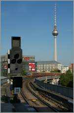 Eine Berliner S-Bahn erreicht in Krze die Station  Jannowitzbrcke.   17.09.2012