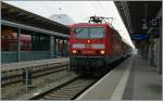 Die 143 564-3 steht mit ihrem S-Bahn Zug nach Warnemnde in Rostock.