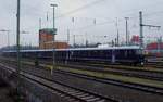 Fein säuberlich vor dem Stellwerk  Lgf  abgestellt stehen die neu umgebauten nun auf den Namen  K 21  hörenden und zugegeben recht ungewöhnlich lackierten Wagen(ex ÖBB 4010)