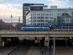 Die an die ČD - České dráhy a.s. (Praha / Prag) vermietete Siemens Vectron MS der ELL - European Locomotive Leasing (Wien) 193 295  Kačenka  (91 80 6193 295-3 D-ELOC) fährt am 08.12.2022, mit dem EC 171 “Berliner“ (Berlin Hbf/tief - Dresden Hbf  - Bad Schandau - Děčín hl.n. - Praha hl.n., vom Hauptbahnhof Dresden in Richtung Prag los.

Die Siemens Vectron MS wurde 2017 von Siemens Mobilitiy in München-Allach unter der Fabriknummer 22235 gebaut und an den großen Vectron Kunden ELL geliefert. Die Siemens X4E bzw. Siemens Vectron MS mit einer Leistung von 6.4 MW (unter Wechselstrom) mit einer zugelassenen Höchstgeschwindigkeit für 200 km/h hat die Zulassungen für Deutschland, Österreich, Ungarn, Tschechien, Polen, Slowakei Rumänien (D/A/H/PL/CZ/SK/RO).
