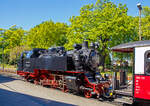 Die 99 2322-8 der Mecklenburgischen Bäderbahn Molli steht am 15.05.2022 mit dem MBB Dampfzug nach Kühlungsborn-West im Bahnhof Bad Doberan zur Abfahrt bereit.