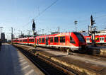 Der dreiteilige Dieseltriebzug ALSTOM Coradia LINT 81 – 620 518 / 621 018 / 620 018 der DB Regio NRW – vareo, verlsst am 29 April 2025, als RB 38 „Erft-Bahn“ (Kln Messe/Deutz - Kln Hbf - Horrem - Bergheim - Bedburg/Erft), den Hauptbahnhof Kln und fhrt weiter in Richtung Horrem. 

Der Triebzug wurde 2013 von ALSTOM Transport Deutschland GmbH (vormals LHB) in Salzgitter-Watenstedt unter der Fabriknummer 0001004081-018 gebaut. Er besteht aus den Einheiten 95 80 0620 018-1 D-DB / 95 80 0621 018-0 D-DB / 95 80 0620 518-0 D-DB.