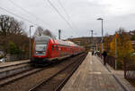 Der RE 9 - Rhein Sieg Express (RSX) Siegen - Kln – Aachen, geschoben von der 146 006-2 (91 80 6146 006-2 D-DB) der DB Regio NRW, am 14 November 2025 beim Halt im Bahnhof Kirchen/Sieg. 