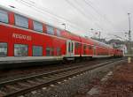 Es wird wieder Sandwich gefahren: Der RE 9 (Rhein-Sieg-Express) Aachen - Kln - Siegen, hat hier am 08.01.2012 den Bahnhof Betzdorf/Sieg verlassen und fhrt weiter in Richtung Siegen.