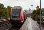 Bei einem kurzen starken Regenguss hat der RE 9 (rsx - Rhein-Sieg-Express) Aachen - Köln – Siegen, am 28 September 2024 den Bahnhof Kirchen/Sieg erreicht.