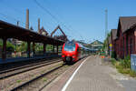 Der fünfteilige SÜWEX Stadler FLIRT 3 – 429 114 / 429 614, als RE 1  Südwest-Express  (Kaiserslautern – Trier – Koblenz), verlässt am 01 Juli 2025 den Bahnhof Völklingen und fährt weiter in Richtung Dillingen. Ich finde das neue Farbdesign der SÜWEX (Südwest-Express), mit den nun roten Triebwagenköpfen, ist für mich gelungener als das alte Farbdesign.

Im Hintergrund das Ziel unserer Reise an diesem Tag, das Weltkulturerbe Völklinger Hütte. Die Völklinger Hütte ist weltweit das einzige Eisenwerk aus der Blütezeit der Industrialisierung, das vollständig erhalten ist. Seit 1994 zählt es zum UNESCO-Weltkulturerbe.