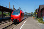 Der fünfteilige SÜWEX Stadler FLIRT 3 – 429 114 / 429 614, als RE 1  Südwest-Express  (Kaiserslautern – Trier – Koblenz), verlässt am 01 Juli 2025 den Bahnhof Völklingen und fährt weiter in Richtung Dillingen. Ich finde das neue Farbdesign der SÜWEX (Südwest-Express), mit den nun roten Triebwagenköpfen, ist für mich gelungener als das alte Farbdesign.

Im Hintergrund das Ziel unserer Reise an diesem Tag, das Weltkulturerbe Völklinger Hütte. Die Völklinger Hütte ist weltweit das einzige Eisenwerk aus der Blütezeit der Industrialisierung, das vollständig erhalten ist. Seit 1994 zählt es zum UNESCO-Weltkulturerbe.