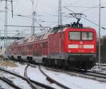 112 123-5 mit RE18590 von Berlin Hbf(tief)nach Warnemnde bei der Durchfahrt im Haltepunkt Rostock-Bramow.19.01.2013 