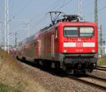 Die ex Dortmunder 112 137-5 mit RE1(RE 4310)von Rostock Hbf nach Hamburg Hbf bei der Ausfahrt im Rostocker Hbf.19.04.2014