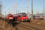 182 009-1 mit RE4310(Rostock-Hamburg)bei der Ausfahrt im Rostocker Hbf am 06.01.2017 neben an wollte unbedingt noch 442 855 mit ins Bild.