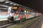 Werbehamster 442 354 als S 33912 von Rostock Hbf nach Warnemünde kurz vor der Ausfahrt im Rostocker Hbf.21.12.2017