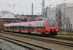 442 847 als S2 von Warnemünde-Werft nach Güstrow bei der Ausfahrt im Rostocker Hbf.08.03.2020