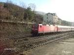 143 125-3 schiebt eine RB wiesbaden aus den Bahnhof Lorch am Rhein.