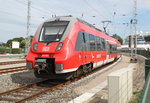 442 837 als S1(33490)von Rostock Hbf nach Warnemnde bei der Einfahrt in Warnemnde im Hintergrund lag das Kreuzfahrt-Schiff Aidamar.16.07.2016