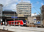 Ein Elektrotriebwagen der BR 490 der S-Bahn Hamburg verlsst am 19.03.2019 den Hauptbahnhof Hamburg.