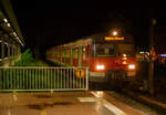 Der ET 420 464-0 / 420 964-9 der S-Bahn Köln erreicht am 16.05.2022 (um 22.52 Uhr), als S 12 nach Au (Sieg), den Bahnhof Siegburg/Bonn.