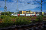 Bei Düsseldorf begegnet unserem IC am 24 Juni 2025 der VT 111 (95 80 0609 111-9 D-REGIO, ein Integral S5D95, der Regiobahn / Regionale Bahngesellschaft Kaarst-Neuss-Düsseldorf-Erkrath-Mettmann-Wuppertal mbH, ex VT 111 „Tegernsee“ Bayerische Oberlandbahn (BOB). Der Integral fährt als S 28 die Verbindung Wuppertal Hbf über Düsseldorf Hbf nach Neuss Hbf und erreicht bald den Hauptbahnhof Düsseldorf.

Der fünfgliedrige Dieseltriebwagen vom Typ Integral S5D95 wurde 1998 von der Integral Verkehrstechnik AG in Jenbach (Österreich) unter der Fabriknummer 3155-11 gebaut und an die BOB - Bayerische Oberlandbahn GmbH (Holzkirchen) geliefert. Alle Triebzüge der BOB wurden zwischen Juni und Juli 2020 im Betrieb durch neue Alstom Coradia LINT ersetzt. Die Fahrzeuge wurden von der im Großraum Düsseldorf tätigen Regiobahn übernommen und werden seit Dezember 2020 dort eingesetzt.
