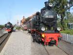 99 2322-8 Trifft auf 99 332 im Molli-Bahnhof Khlungsborn-West.(16.07.2011)